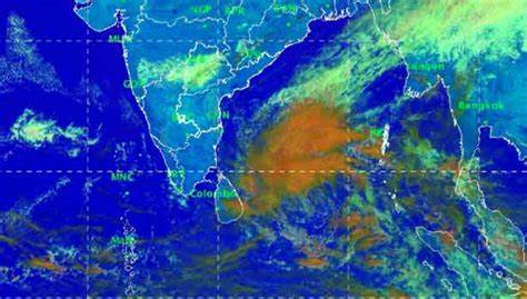 வங்கக்கடலில் உருவான புதிய சுழற்சி, சென்னையை நோக்கி நகருகிறது. அதனுடன் வந்த முகம் மாறிய மேகங்கள் மழைக்கு அறிகுறியாக உள்ளன.